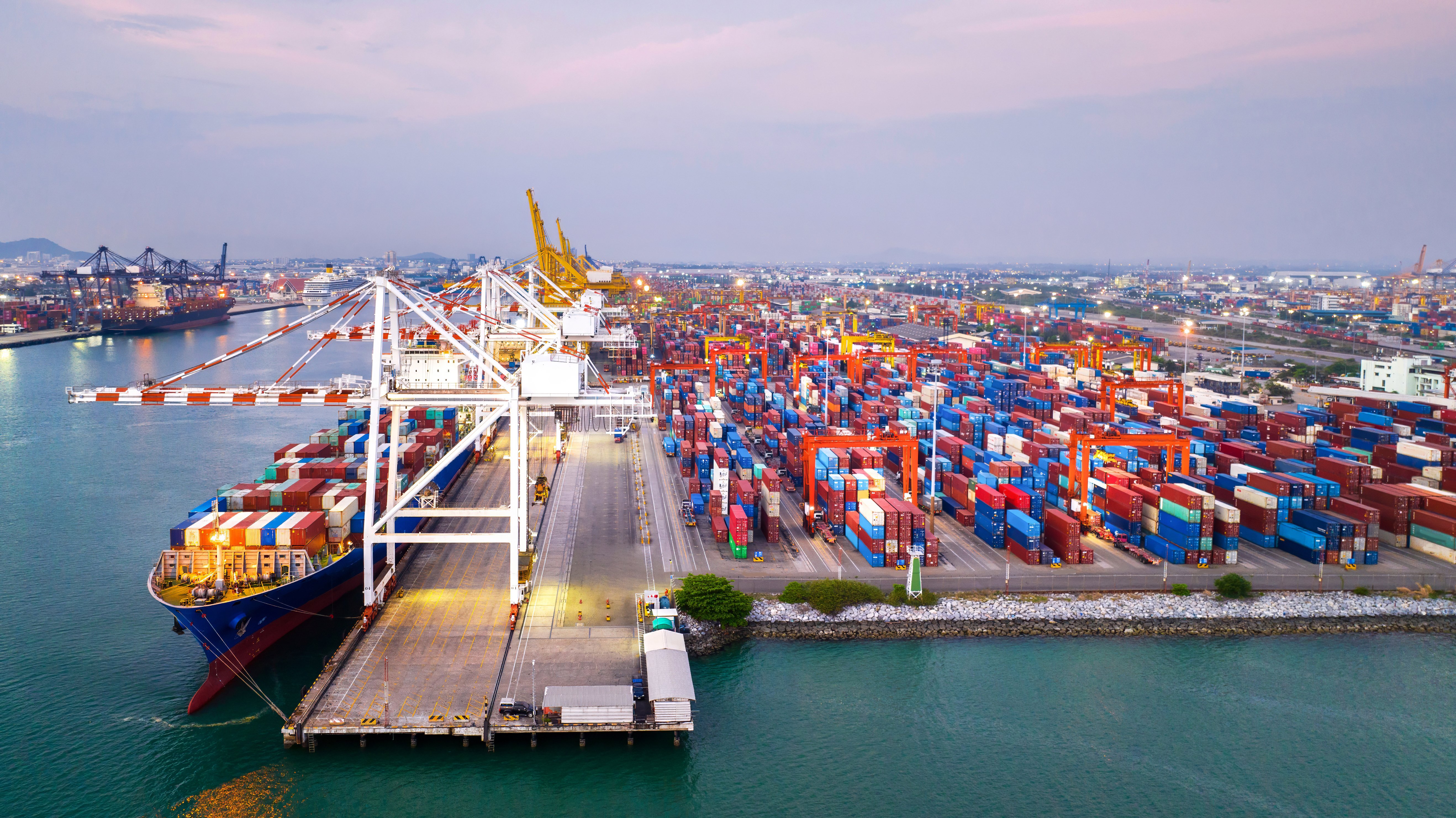 Contenedores en puerto gestionados por un freight forwarder para envío marítimo