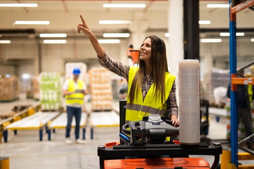 Supervisora coordinando operaciones de almacén con soluciones de logística a la medida para empresas