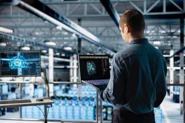 Operador logístico analizando datos y modelos digitales para optimizar rutas y operaciones de transporte de carga