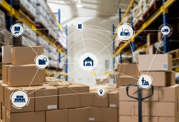 Centro logístico con cajas y red digital mostrando flujo de operaciones en supply chain